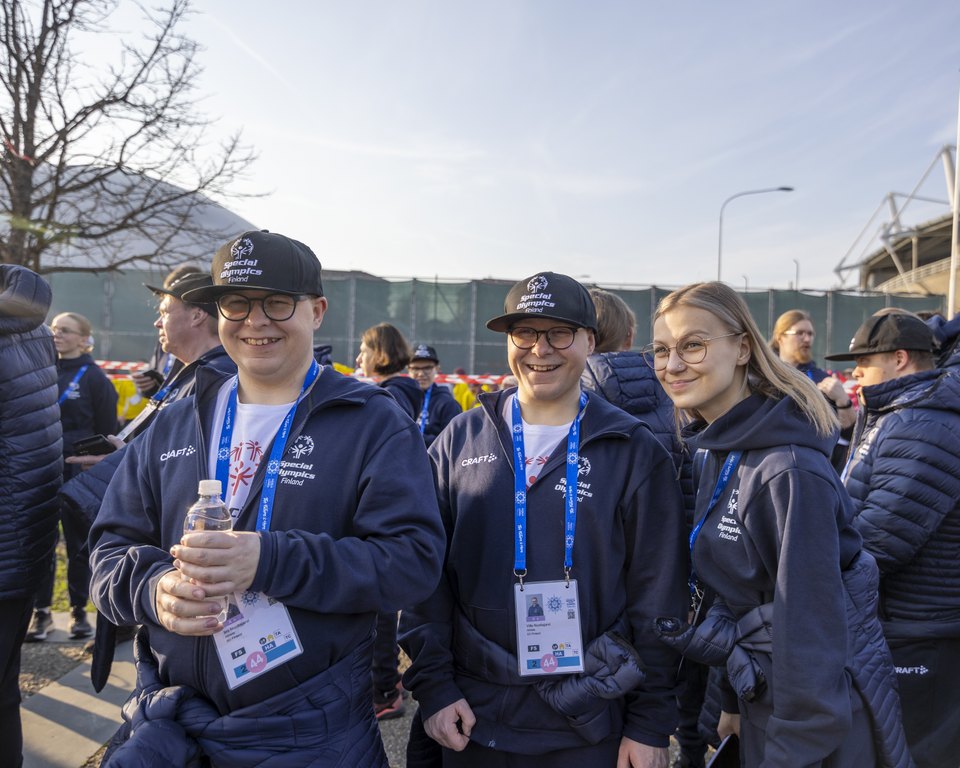 Nuottajärven veljekset ja Eveliina hymyilemässä kameralle.